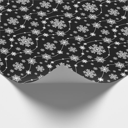 Elegante Schwarz-Weiß-Schneeflocken-Muster Geschenkpapier (Ecke)