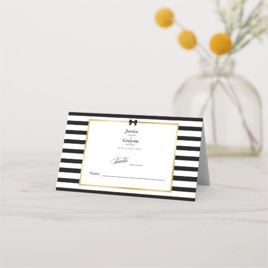 Elegante Schwarz-weiß Stripe-Goldrahmen-Hochzeit Platzkarte (Vorderseite)