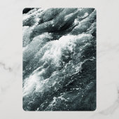 Elegante Schwarz-Weiß-Waves Hochzeit im Ozean Folieneinladung (Rückseite)