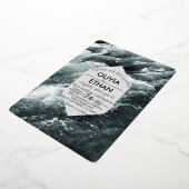 Elegante Schwarz-Weiß-Waves Hochzeit im Ozean Folieneinladung (Gedreht)