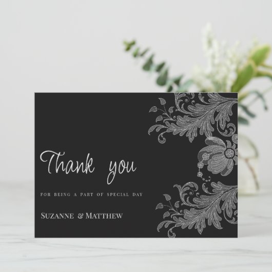 Elegante schwarz-weiße Blumenspitze Danke Einladung (Stehend Vorderseite)