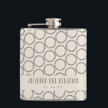 Elegante Schwarz-weiße Hochzeit für Mod aus dem Mi Flachmann<br><div class="desc">Personalisierte elegante Schwarz-weiße Hochzeitsflasche aus dem Mittelalter</div>