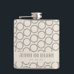 Elegante Schwarz-weiße Hochzeit für Mod aus dem Mi Flachmann<br><div class="desc">Personalisierte elegante Schwarz-weiße Hochzeitsflasche aus dem Mittelalter</div>