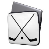 Elegante schwarz-weiße Hockey Sticks und Puck Laptopschutzhülle (Vorderseite Links)