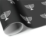 Elegante schwarz-weiße jüdische Menorah Hanukkah Geschenkpapier<br><div class="desc">Minimalistisches modernes,  schwarz-weiß jüdisches Menorahmuster schlichte elegante Geschenkpapier. Weiße Menorah Muster auf schwarzem Hintergrund. Dieses Papier ist ideal für Hanukkah,  Chanukah,  Bar mitzvah,  Fledermaus Mitzvah,  Shabbat und jüdischen Feiertagen.</div>