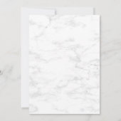 Elegante Schwarz-weiße klassische Marmorskripte Einladung (Rückseite)