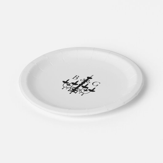 Elegante Schwarz-weiße Kronleuchter Monogram Weddi Pappteller (Schrägansicht)
