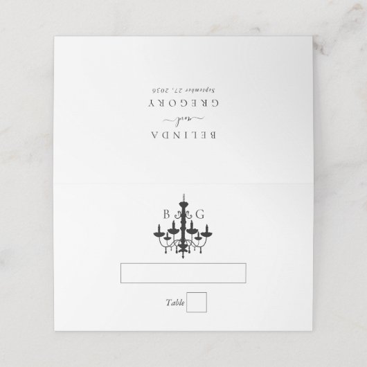 Elegante Schwarz-weiße Kronleuchter Monogram Weddi Platzkarte (Außenseite Aufgefaltet)
