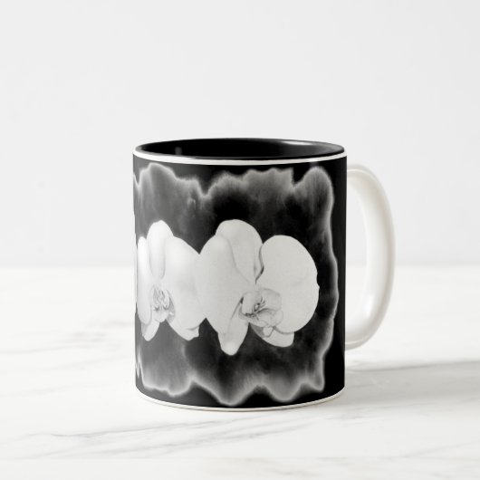 Elegante Schwarz-weiße Orchideen Zweifarbige Tasse (VorderseiteRechts)