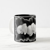 Elegante Schwarz-weiße Orchideen Zweifarbige Tasse (Vorderseite Links)