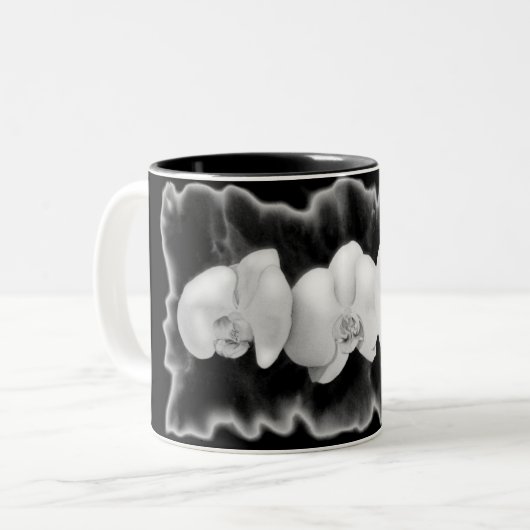 Elegante Schwarz-weiße Orchideen Zweifarbige Tasse (Vorderseite Links)