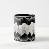 Elegante Schwarz-weiße Orchideen Zweifarbige Tasse (Mittel)