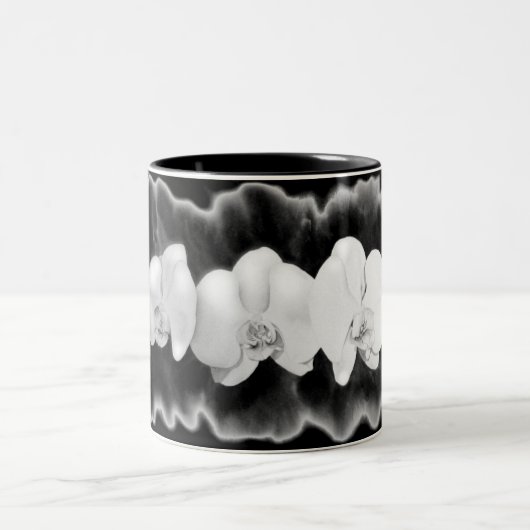 Elegante Schwarz-weiße Orchideen Zweifarbige Tasse (Mittel)