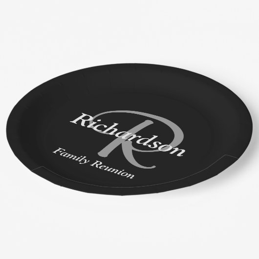 Elegante Schwarz-weiße Silver Monogram Family Wied Pappteller (Schrägansicht)