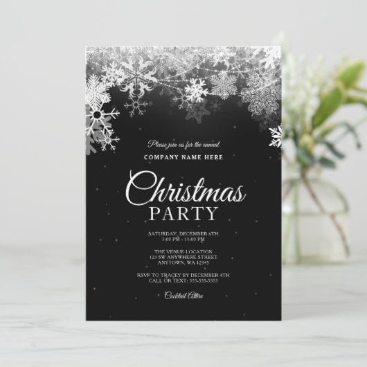 Elegante Schwarz-weiße Snowflake Weihnachten Einladung (Stehend Vorderseite)