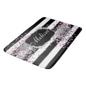 Elegante Schwarz-weiße Streifen Diamantrosa Badema Badematte (Schrägansicht)