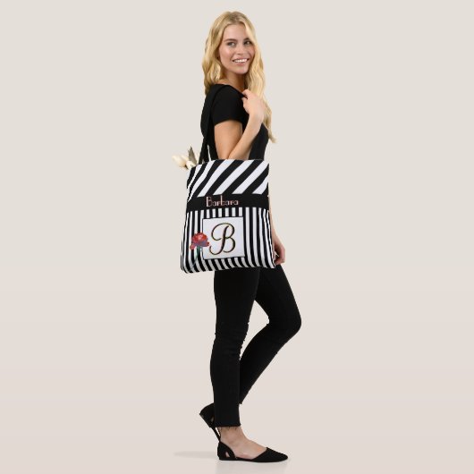 Elegante Schwarz-weiße Streifen mit einmaligem Mon Tasche (Am Model)