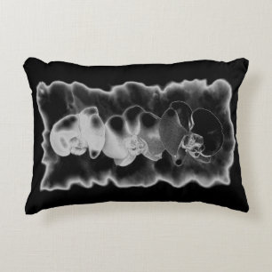 Elegante Schwarz-weiße tropische Orchideen Dekokissen