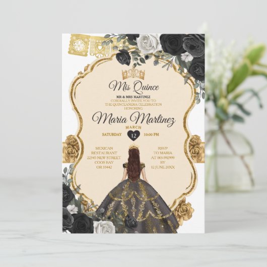 Elegante Schwarz-weiße und goldene Flora Mis Quinc Einladung (Stehend Vorderseite)