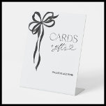 Elegante Schwarze Bowkarten und Geschenke für Wass Sockelschild<br><div class="desc">Dieses für die Braut der Moderne mit einer Liebe für zeitlose Eleganz entworfene Cards & Gifts Schild bietet eine raffinierte Möglichkeit, Gäste bei ihrer Ankunft zu leiten. Dieses Schild mit einem zarten, handbemalten schwarzen Bogen und einer ausgeklügelten Typografie verstärkt subtil die Ästhetik eines Brautparty, einer Verlobungsfeier oder eines Hochzeitsempfängers und...</div>
