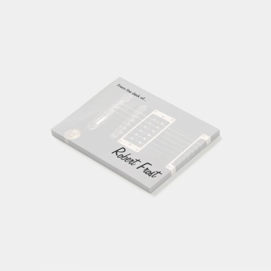 Elegante schwarze E-Gitarre reiht Nahaufnahme auf Post-it Klebezettel (angewinkelt)