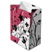 Elegante Schwarze Flora Silhouette auf Rosa und We Mittlere Geschenktüte (Rückseite Schrägansicht)