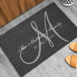 Elegante schwarze graue Wedding Fußmatte<br><div class="desc">Personalisierter Schwarzweiss-- und grauer Monogrammentwurf mit Datum der Braut und des letzten Namens und der Hochzeit des Bräutigams an einem schwarzen Hintergrund. Macht ein einzigartiges und großes Geschenk für Jungvermählten. Groß für neues Haus zusammen. Fertigen Sie mit Ihrem Namen,  Monogramminitiale und Hochzeitsdatum und -farben besonders an. Elke Clarke©</div>