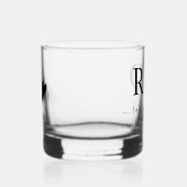 Elegante Schwarze Initialen und Herz Hochzeit Whiskyglas (Rechts)