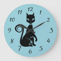 Elegante schwarze Katze mit einer angehobenen