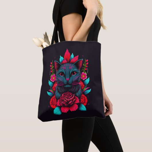 Elegante schwarze Katze umgeben von Rote Rosen | Tasche (Von Nahem)