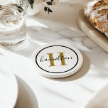 Elegante schwarze Messingrunde, kundenspezifisches Getränkeuntersetzer<br><div class="desc">Das elegante, runde, personalisierte Getränke-Untersetzer-Design zeichnet sich durch ein klassisches Serif-Monogramm aus, das in antiken Gold/Messing mit Ihrem Nachnamen in modernen, schwarzen Kalligraphie-Skripten vor einem sauberen, weißen Hintergrund initiiert wurde. Ein einfacher schwarzer Kreis umrahmt das Design. Das Farbschema kann so angepasst werden, dass es sich perfekt mit Ihrer Wohngestaltung abstimmt....</div>