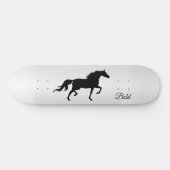 Elegante schwarze Pferde-Silhouette auf grauem Gra Skateboard (Horizontal)