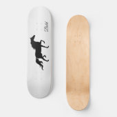 Elegante schwarze Pferde-Silhouette auf grauem Gra Skateboard (Vorderseite)