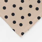 Elegante schwarze Punkte auf Beige Fleecedecke (Ecke)