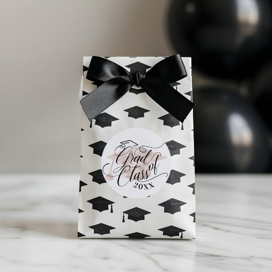 Elegante schwarze Script Typografie Pink Grad Cap Runder Aufkleber