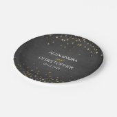 Elegante Schwarze und goldene Foil Confetti Pappteller (Schrägansicht)