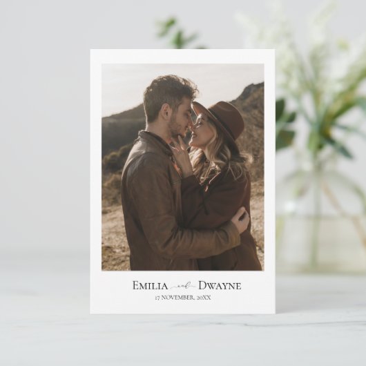 Elegante Script Ankündigung Datum freihalten Card (Stehend Vorderseite)