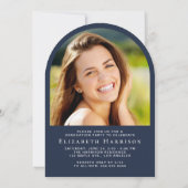 Elegante Script Arch Foto Blue Graduation Party Einladung (Rückseite)