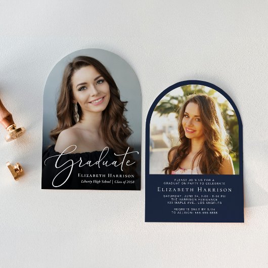 Elegante Script Arch Foto Blue Graduation Party Einladung