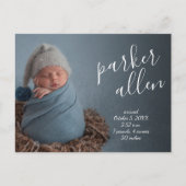 Elegante Script Birth Ankündigung Postkarte (Vorderseite)