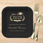 Elegante Script Black Gold Graduation Party Pappteller<br><div class="desc">Elegante Teller für die Graduiertenparty mit dem Titel "Class of" in einer Illustration des Lorbeerkranzes mit Graduiertenmütze und Diplom,  den Namen des Absolventen in einer formalen Schrift und "Gratulationen" und ihren Schulnamen in der modernen klassischen Typografie.</div>