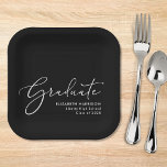 Elegante Script Black Graduation Party Pappteller<br><div class="desc">Elegante schwarze Abschlussfeier mit "Graduate" in einem schicken,  modernen weißen Drehbuch und den Namen,  Schule und Klasse Jahr des Absolventen in schlichter weißer Typografie.</div>
