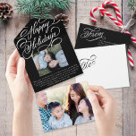 Elegante Script Black Happy Holidays Fotokarte All In One Einladung<br><div class="desc">Dieses einzigartige Design der Ferienfotokarte zeichnet sich durch einen schicken schwarzen Hintergrund mit einem schönen Kalligraphieskript aus, das mit zwei Fotos in Weiß grüßt. Im Inneren der Karte befinden sich Text und zwei Fotos, ein großes und ein kleines waagerechtes Foto. Auf der Außenseite der Karte ist Ihre Rücksendeadresse. Das Foto...</div>