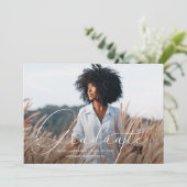 Elegante Script Blue Gray Foto Graduation Party Einladung (Stehend Vorderseite)