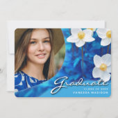 Elegante Script-Blume Blau | Modernes Foto Grad Ankündigung (Vorderseite)