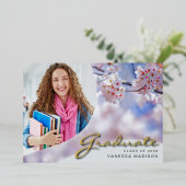 Elegante Script-Blume | Moderne Foto Grad Card Folieneinladung (Stehend vorne)