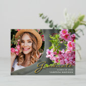 Elegante Script-Blume | Moderne Foto Grad Card Folieneinladung (Stehend vorne)