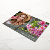 Elegante Script-Blume | Moderne Foto Grad Card Folieneinladung (Gedreht)