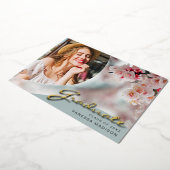 Elegante Script-Blume | Moderne Foto Grad Card Folieneinladung (Gedreht)