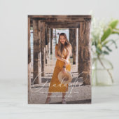 Elegante Script Burgundy Foto Graduation Party Einladung (Stehend Vorderseite)